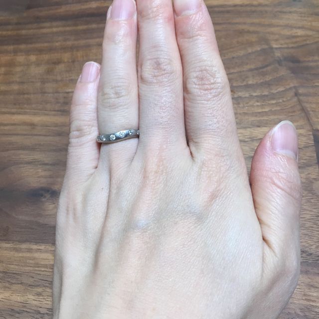 【ブルガリ(BVLGARI)の口コミ】 指輪のカーブがなんとも美しくタイプでした。一緒に見た一粒ダイヤが入っ…