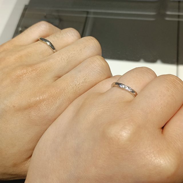 【銀座ダイヤモンドシライシの口コミ】 ウェーブだが曲がり過ぎず、適度な角度のため指に非常に馴染みが良かった…