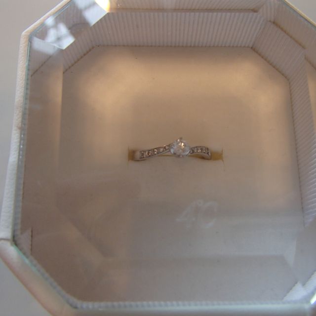 【4℃ BRIDAL(ヨンドシーブライダル)の口コミ】 他のブランドも色々調べていましたが、真ん中に大きなダイヤモンド＋その…