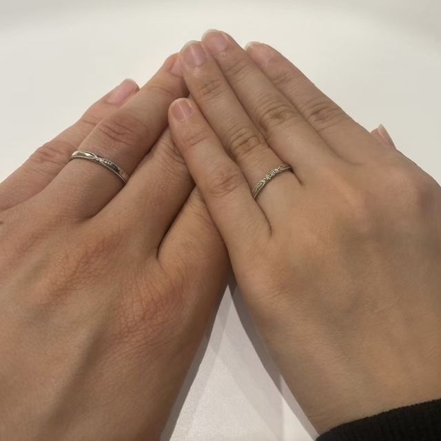 【LUCIE(ルシエ)の口コミ】 ミル打ちで少し大きめのダイヤが３つ並んでいるデザインがシンプルだけど…