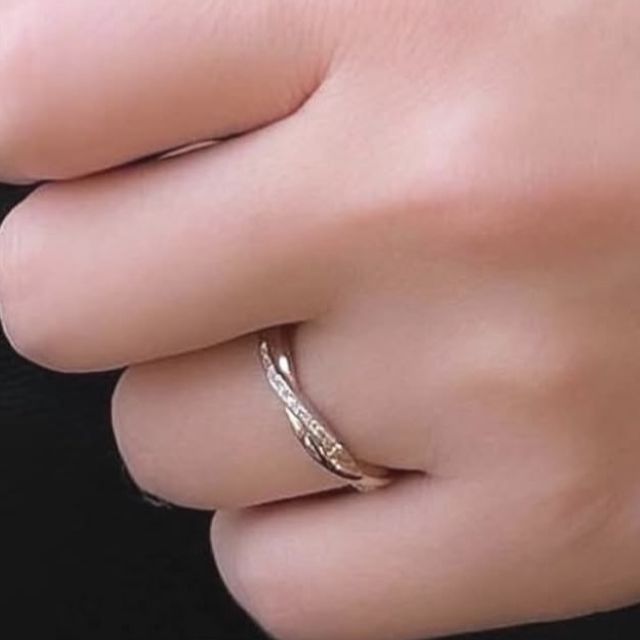 【I's stone(アイズストーン)の口コミ】 シンプルで細身で流れるようなデザインで素敵でした。
ダイヤモンドやプラ…