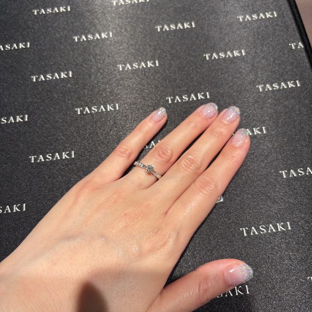 【TASAKI(タサキ)の口コミ】 センターダイヤに向かって細くなっていて際立つデザインになっています。
…