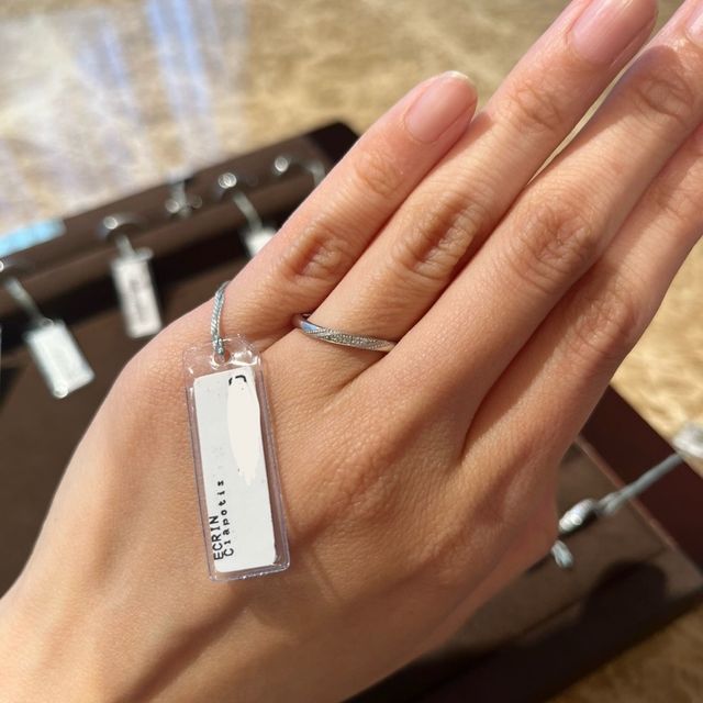 【ECRIN(エクラン)の口コミ】 ダイヤの周りがミル打ちされていて、上品ながらも煌びやかで素敵な指輪だ…