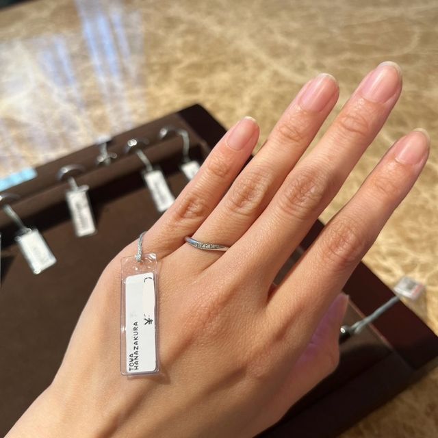 【TOWA(永遠)の口コミ】 桜が舞う様子を、やわらかいウェーブのラインと散りばめたダイヤモンドで…