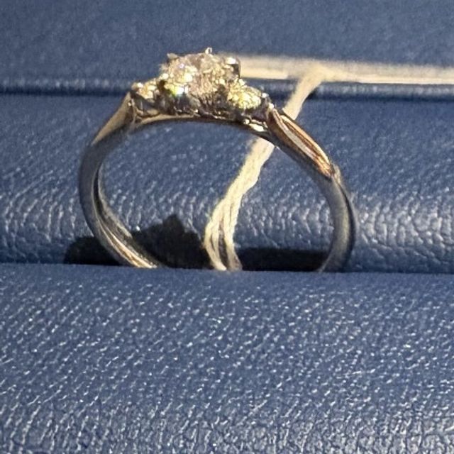 【銀座ダイヤモンドシライシの口コミ】 真ん中のダイヤモンドのサイドに小さなダイヤモンドが埋め込まれているサ…