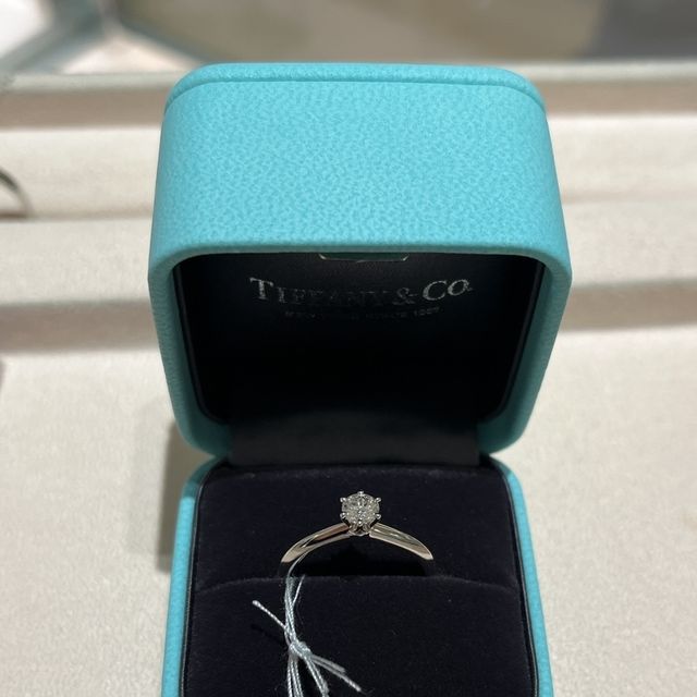 【ティファニー(Tiffany & Co.)の口コミ】 ザシンプルな指輪のデザインと、ダイヤモンドの輝きが非常に魅力的に感じ…