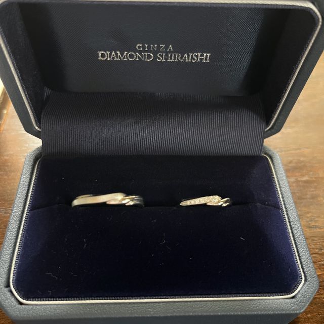【銀座ダイヤモンドシライシの口コミ】 デザインが派手すぎず日常使いしやすいデザインです。
角度によってダイヤ…