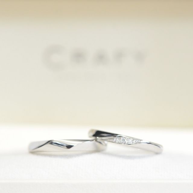 【CRAFY(クラフィ)の口コミ】 絶対にねじったデザインがいい！石を埋めたい！と
2人の理想を詰め込みま…