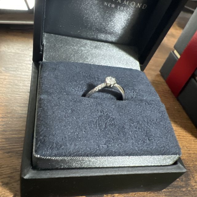 【ラザール ダイヤモンド(LAZARE DIAMOND)の口コミ】 店の案内として、ダイアモンドの輝きについて説明してくださり、購入時か…