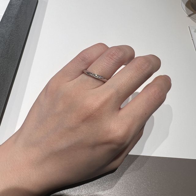 【ラザール ダイヤモンド(LAZARE DIAMOND)の口コミ】 実際に指にはめてみて一番驚いたのは、ダイヤの輝き方。光の入り方でキラ…