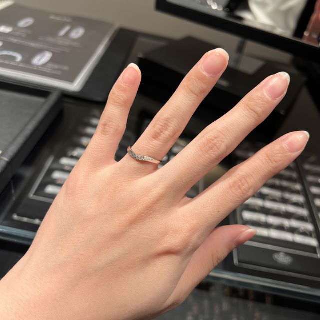 【エクセルコダイヤモンド(EXELCO DIAMOND)の口コミ】 繊細なデザインと、ダイヤモンドの深みのある輝きに心を奪われました。派…