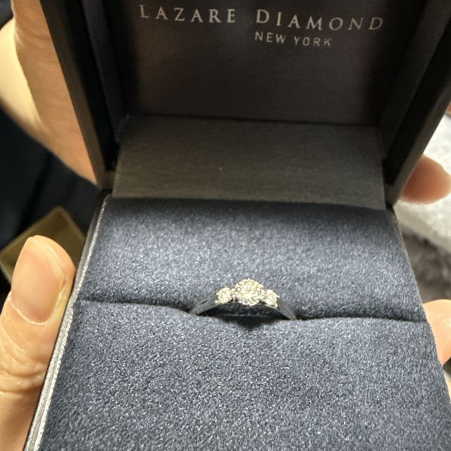 【ラザール ダイヤモンド(LAZARE DIAMOND)の口コミ】 正面からだけではなく、横から見た時もとてもかわいいデザインだったので…