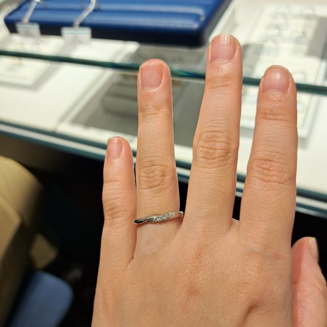 【銀座ダイヤモンドシライシの口コミ】 メレダイヤがあしらわれたデザインなのですが、ただ直線的にダイヤが配置…