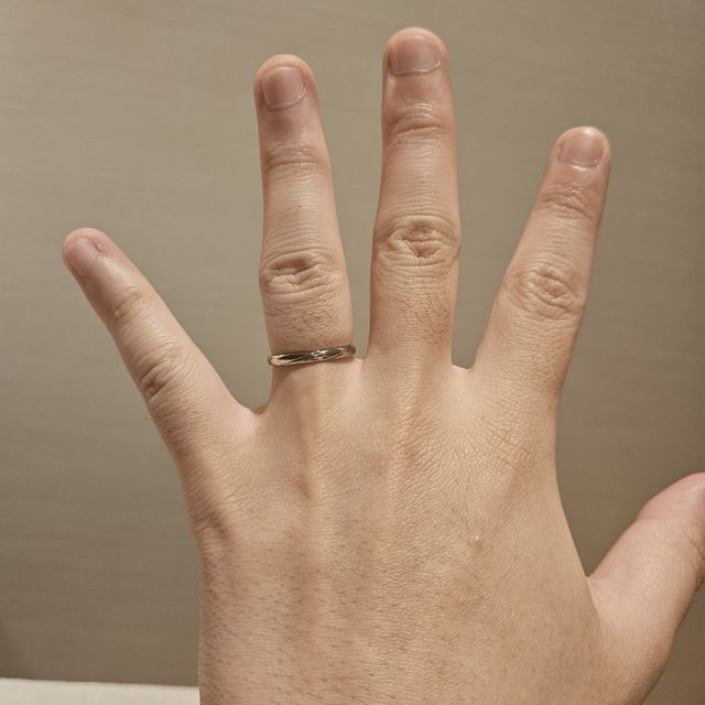 【アイプリモ(I-PRIMO)の口コミ】 【指輪のデザイン】
一見非常にシンプルですが、夫婦のリングを重ねるとぴ…