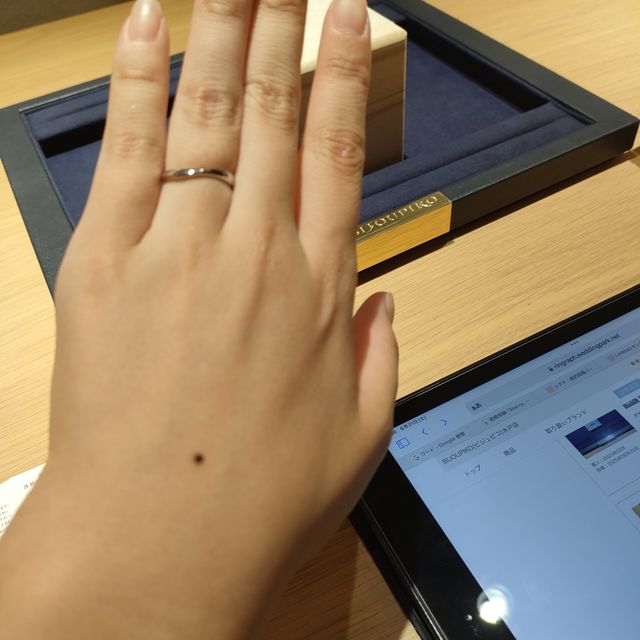 【TOMOE(トモエ)の口コミ】 とてもデザインがシンプルだし、ウェーブがかかっているのがとくに、気に…