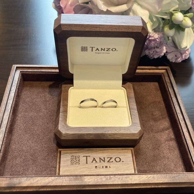 【TANZO.(鍛造指輪)の口コミ】 2人の指輪ということでペア感が出るようにオーダーしました。並んでいるダ…