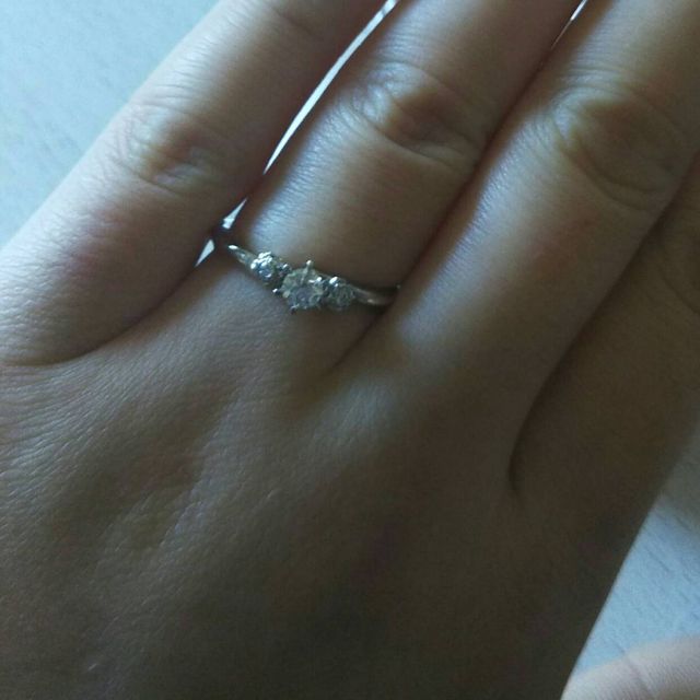 【JEWELRY  KAMATA(ジュエリーかまた)の口コミ】 メレダイヤの台座の形が花の形になっているのが一番の特徴です。リング部…