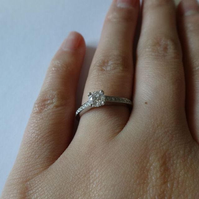 【ギンザタナカブライダル(GINZA TANAKA BRIDAL)の口コミ】 直線的なデザインのものがよかったので、四つ爪で一見四角くカットされて…