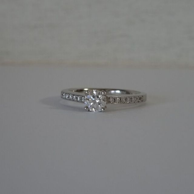 【ギンザタナカブライダル(GINZA TANAKA BRIDAL)の口コミ】 直線的なデザインのものがよかったので、四つ爪で一見四角くカットされて…