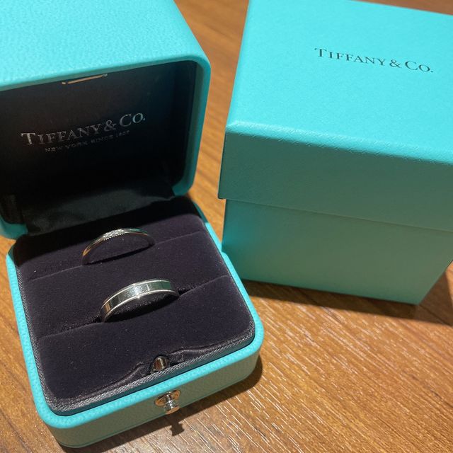 【ティファニー(Tiffany & Co.)の口コミ】 新婦の結婚指輪のおすすめポイントは、中央に配置された3つのダイヤがポイ…