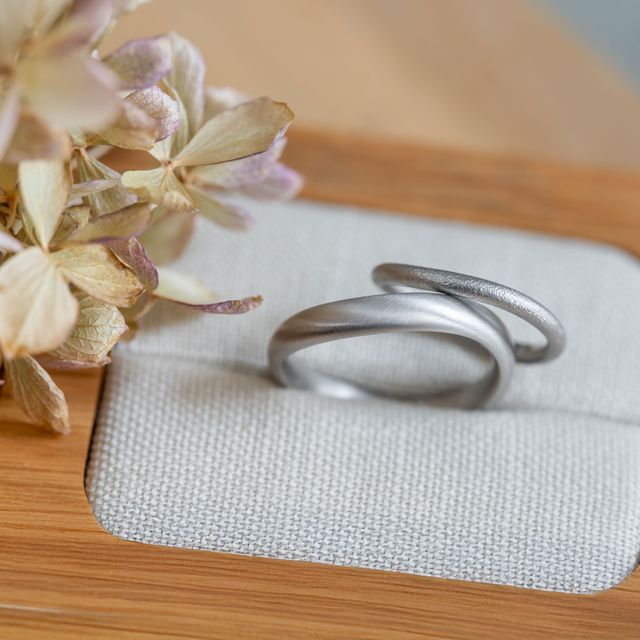 【Cayof(カヨフ)の口コミ】 デザインは同じものにしたく、夫のシンプルがいいという意見と、妻の柔ら…