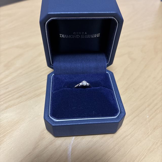 【銀座ダイヤモンドシライシの口コミ】 シンプルだがダイヤモンドがキラッと光るような婚約指輪を探していたため…