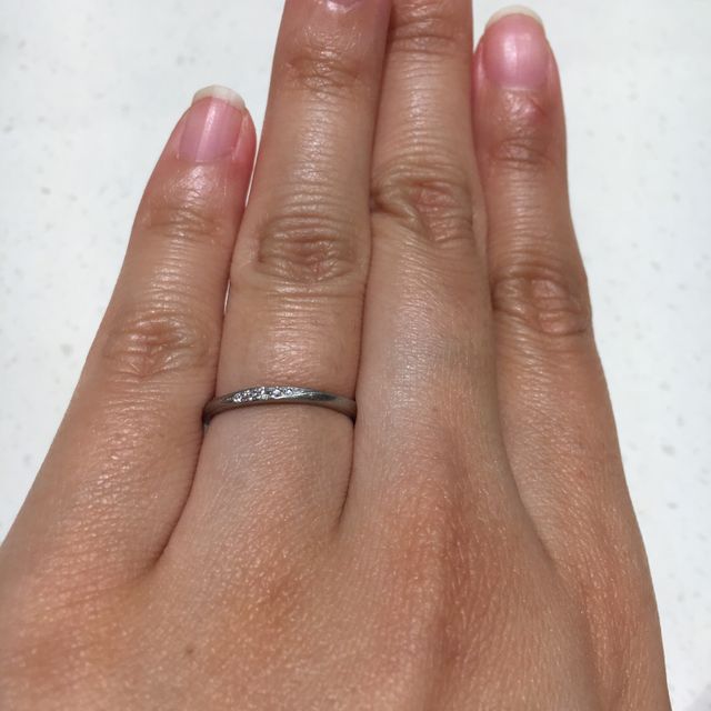 【VANillA(ヴァニラ)の口コミ】 シンプルで細いタイプの指輪を探していました。たくさんのお店を見て回り…