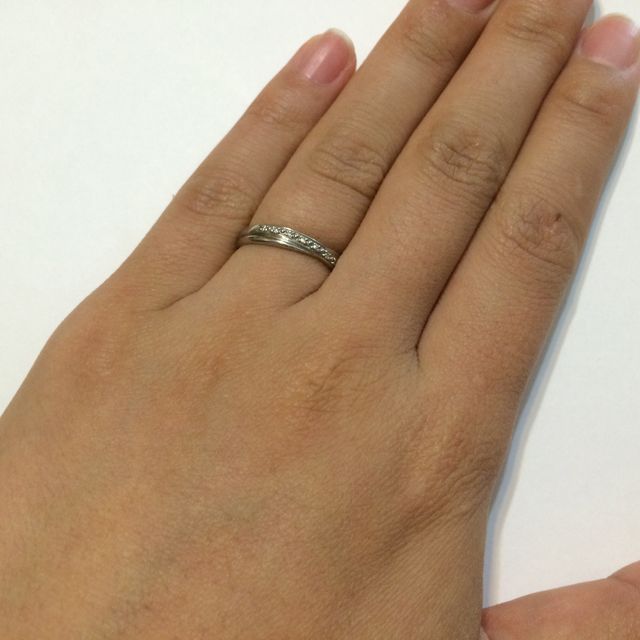 【Felice(フェリーチェ)の口コミ】 流れるようにラインと表面に入っているダイヤがさりげなく、それでいてマ…