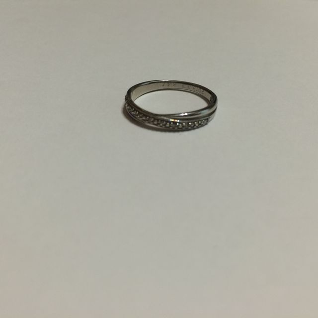 【Felice(フェリーチェ)の口コミ】 流れるようにラインと表面に入っているダイヤがさりげなく、それでいてマ…