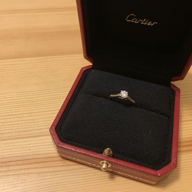 【カルティエ(Cartier)の口コミ】 1895ソリテールリングの0.3カラットほどです。エンゲージはシンプルな1粒…