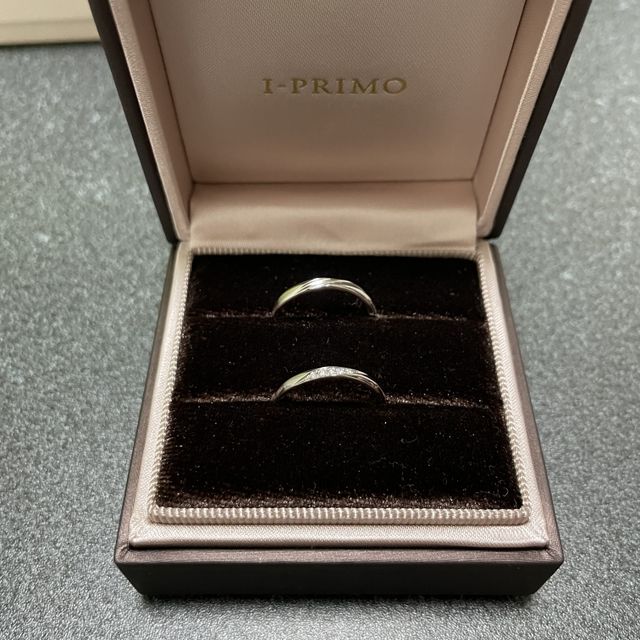 【アイプリモ(I-PRIMO)の口コミ】 女性の結婚指輪は可愛らしい感じで、ダイヤも派手すぎず地味すぎなくて良…