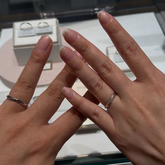 【アイプリモ(I-PRIMO)の口コミ】 シンプルでありながら、個性が見られる指輪となっている。女性側は一見シ…