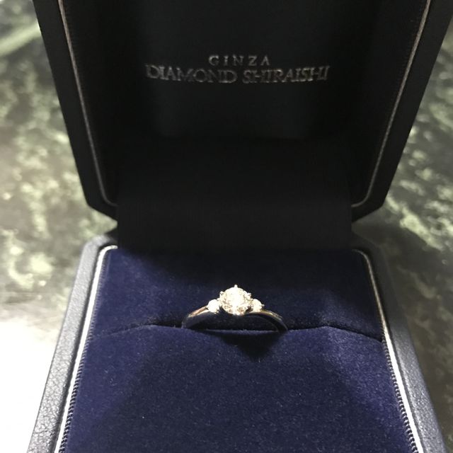 【銀座ダイヤモンドシライシの口コミ】 婚約指輪のダイヤモンドの輝きがすごく綺麗だったこと、その割には値段が…