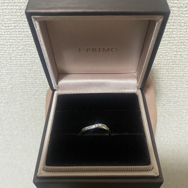 【アイプリモ(I-PRIMO)の口コミ】 【指輪のデザイン】
→波っぽいデザイン、ダイヤがすこし入っている
…