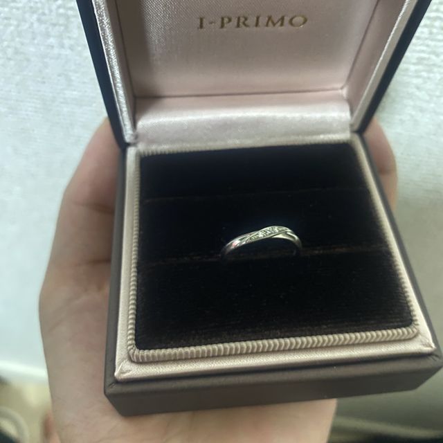 【アイプリモ(I-PRIMO)の口コミ】 【指輪のデザイン】
→波っぽいデザイン、ダイヤがすこし入っている
…
