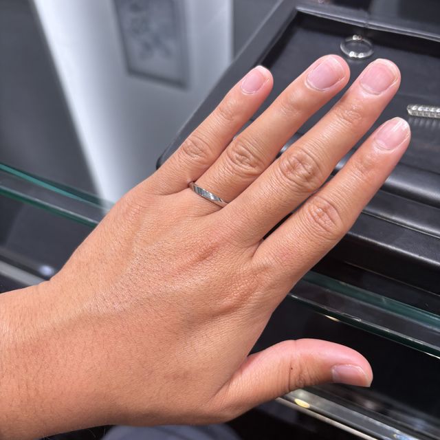 【ラザール ダイヤモンド(LAZARE DIAMOND)の口コミ】 最初は同じデザインでペアの指輪を購入する予定でしたが、最終的には新郎…