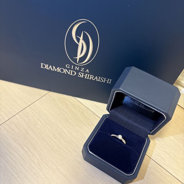 【銀座ダイヤモンドシライシの口コミ】 重ね付けしやすい。ダイヤモンドの光が素晴らしい。リングにもダイヤが付…