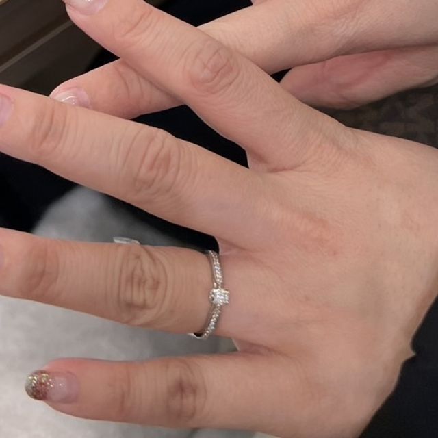 【festaria bijou SOPHIA(フェスタリア ビジュソフィア)の口コミ】 ストレート＋横にもダイヤがあり、とても可愛かった。
でも、結婚指をエタ…