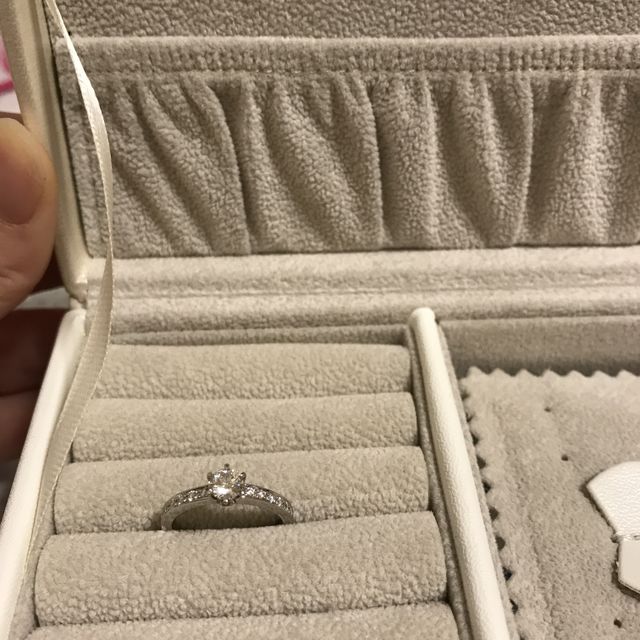 【JEWELRY  KAMATA(ジュエリーかまた)の口コミ】 中央のダイヤの横にも小さなダイヤがついているデザインが気に入りました…