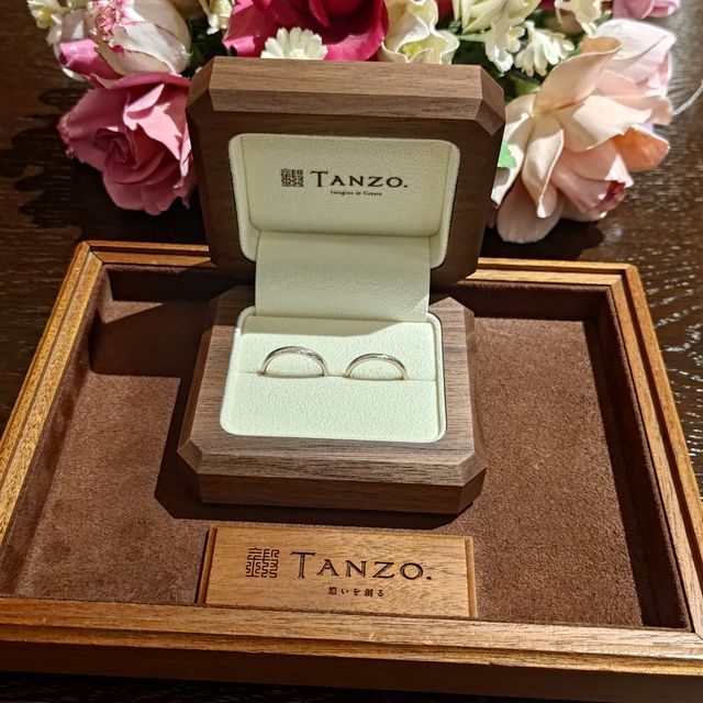 【TANZO.(鍛造指輪)の口コミ】 以下でオーダーメイドしました。
色合いは他の指輪にはない独自性のある指…