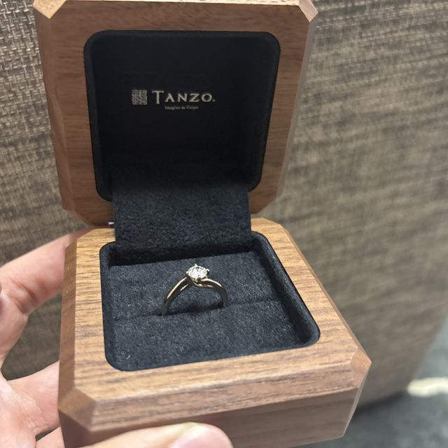 【TANZO.(鍛造指輪)の口コミ】 指輪のデザインは細くて曲線のあるイメージをお伝えしてその通りにしてい…