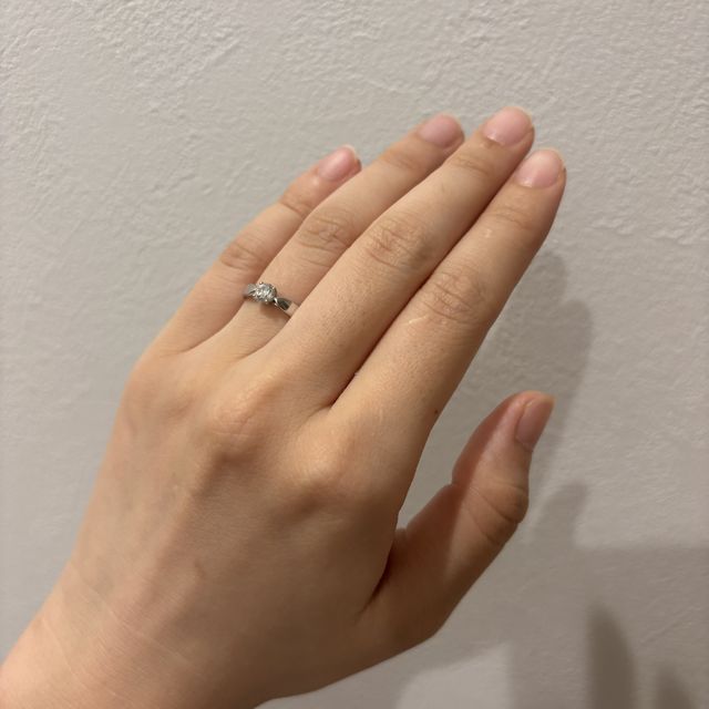 【ティファニー(Tiffany & Co.)の口コミ】 ティファニーの婚約指輪は、光が当たるたびにキラッと輝き、指の角度によ…