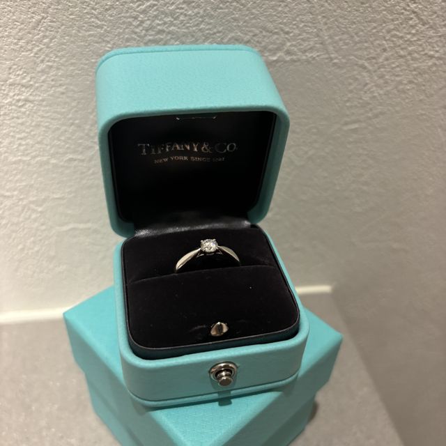 【ティファニー(Tiffany & Co.)の口コミ】 ティファニーの婚約指輪は、光が当たるたびにキラッと輝き、指の角度によ…