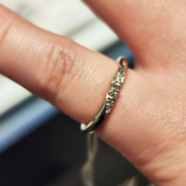 【銀座ダイヤモンドシライシの口コミ】 何社か他社と比較をしましたが、他社の同価格帯の指輪よりもダイヤのサイ…