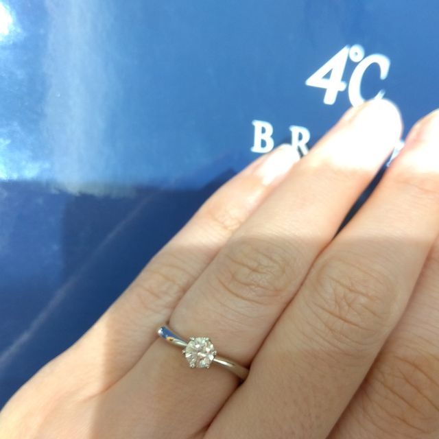 【4℃ BRIDAL(ヨンドシーブライダル)の口コミ】 一粒ダイヤだとしっかりと大きさが欲しく、見せてもらいました。ダイヤは…