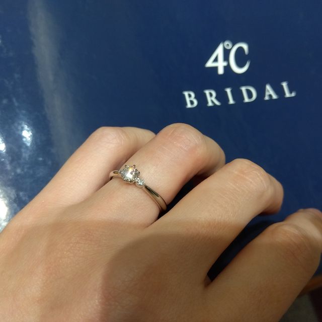 【4℃ BRIDAL(ヨンドシーブライダル)の口コミ】 メインのダイヤの両脇にメレダイヤが1粒ずつのデザインです。リングはスト…