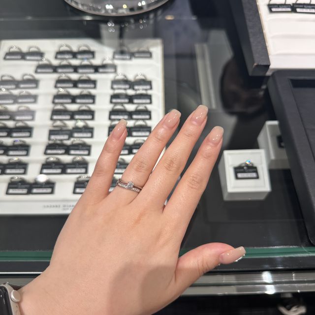 【ラザール ダイヤモンド(LAZARE DIAMOND)の口コミ】 こちらの婚約指輪を彼からいただいたので、同じウェーブの指輪をつけさせ…