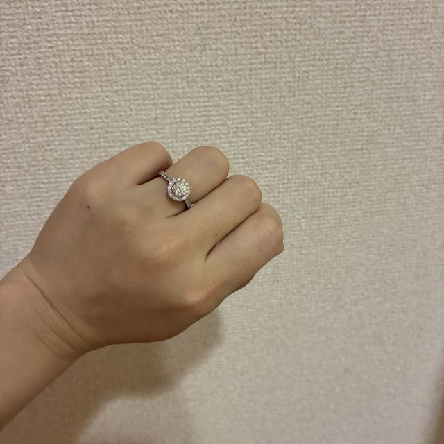 【リューツウの口コミ】 より存在感のある婚約指輪のデザインを探していました。この指輪はセンタ…