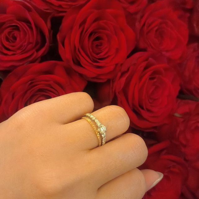 【銀座ダイヤモンドシライシの口コミ】 ダイアモンドの輝きがとても綺麗で華奢な作りですが存在感がしっかりとあ…