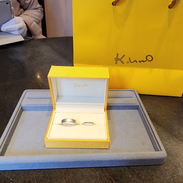 【ケイウノ ブライダル(K.UNO BRIDAL)の口コミ】 彼の指輪は既製品を少しアレンジしていただきました。広い面の方をマッド…